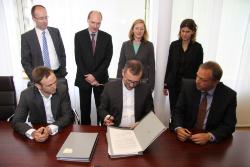 Für den Umbau des Michaelsberges engagierte Generalvikar Dr. Stefan Heße (mitte) den Besplatzierten Architekten des Wettbewerbes Caspar Schmitz-Morkramer (links) und den Ingenieur Peter Billen Für den Umbau des Michaelsberges engagierte Generalvikar Dr. Stefan Heße (mitte) den Besplatzierten Architekten des Wettbewerbes Caspar Schmitz-Morkramer (links) und den Ingenieur Peter Billen