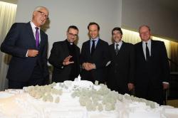Siegermodell - Bürgermeister Hr. Huhn (v. li.), Generalvikar Dr. Heße, Architekt Hr. Schmitz-Morkramer, KSI-Direktor Prof. Dr. Bergold, Preisgerichts Vorsitzender Hr. Kramer Siegermodell - Bürgermeister Hr. Huhn (v. li.), Generalvikar Dr. Heße, Architekt Hr. Schmitz-Morkramer, KSI-Direktor Prof. Dr. Bergold, Preisgerichts Vorsitzender Hr. Kramer