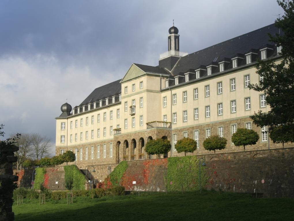 Ansicht auf die Front des Kardinal Schulte Hauses schräg von rechts.