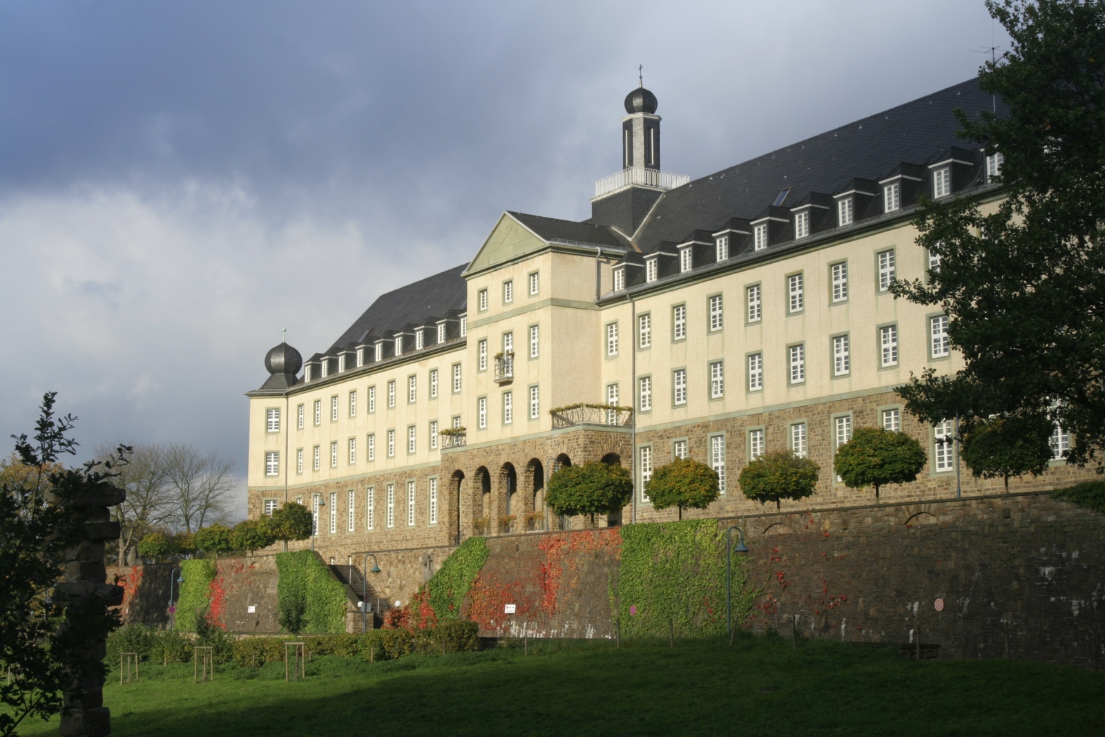 Ansicht auf die Front des Kardinal Schulte Hauses schräg von rechts.