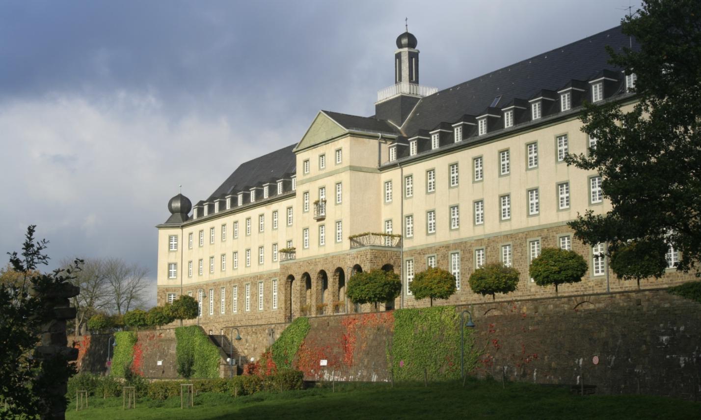 Ansicht auf die Front des Kardinal Schulte Hauses schräg von rechts.