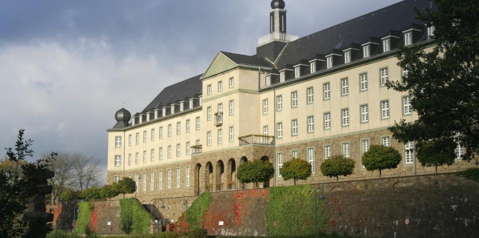 Ansicht auf die Front des Kardinal Schulte Hauses schräg von rechts.