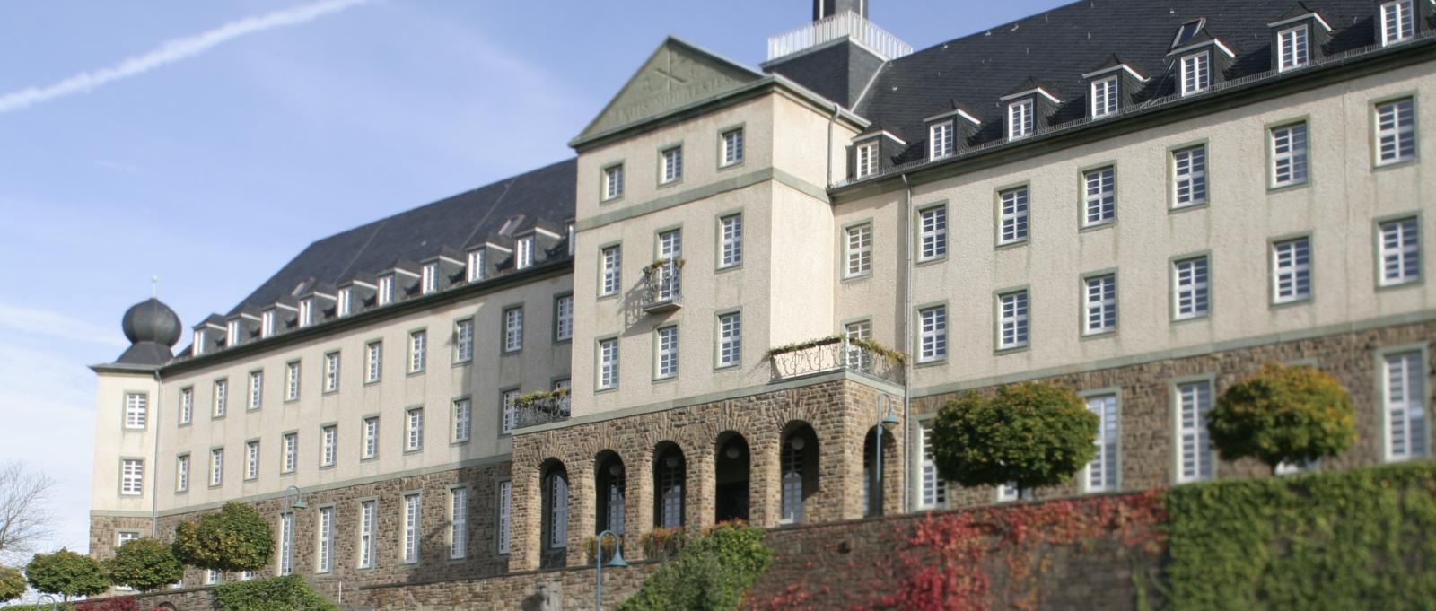 Ansicht auf die Front des Kardinal Schulte Hauses schräng von unten rechts aus.