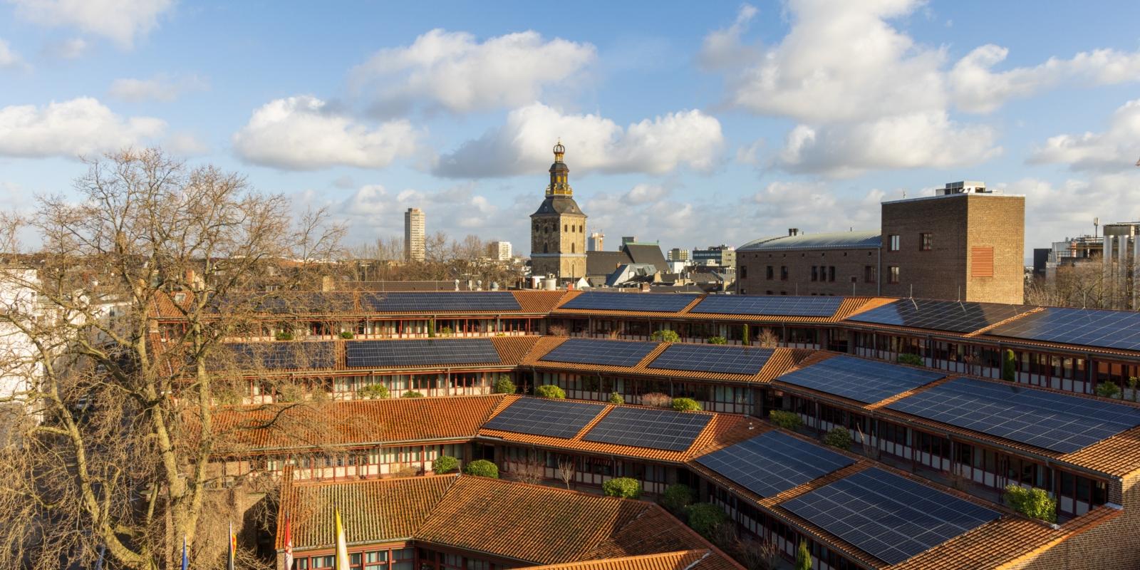 Eine Aufnahme der Dächer des Maternushaus in Köln, welche mit Photovoltaikanlagen bestückt sind