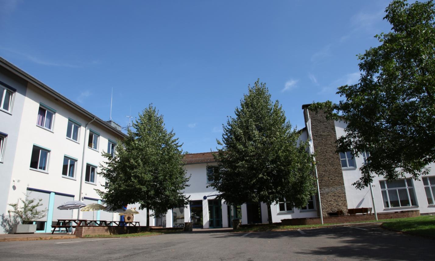 Frontale Ansicht auf den Haupteingang der Bildungsstätte Steinbachtalsperre